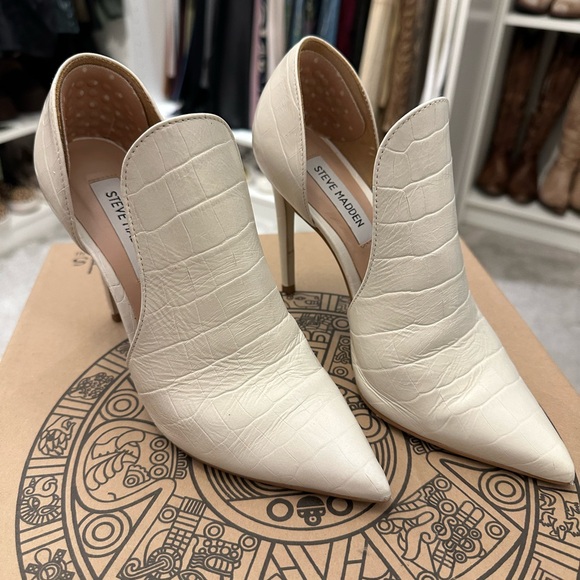 Steve Madden, Alligator Embossed Leather Off-White Heels - Picture 2 of 12